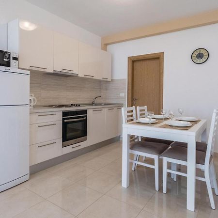 One-Bedroom Apartment in Komarna Klek Buitenkant foto