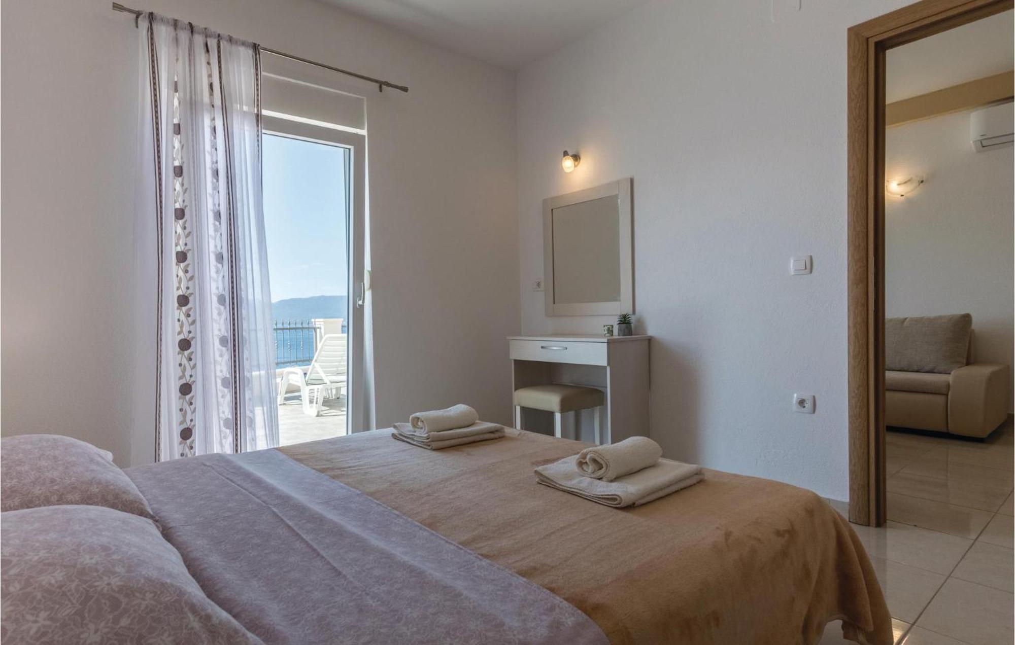 One-Bedroom Apartment in Komarna Klek Buitenkant foto