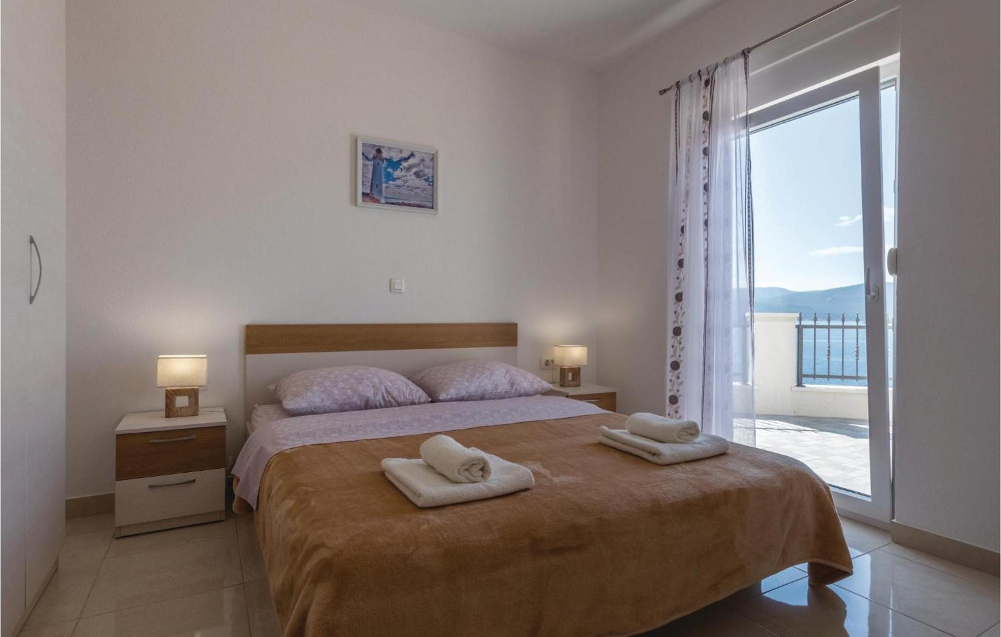 One-Bedroom Apartment in Komarna Klek Buitenkant foto