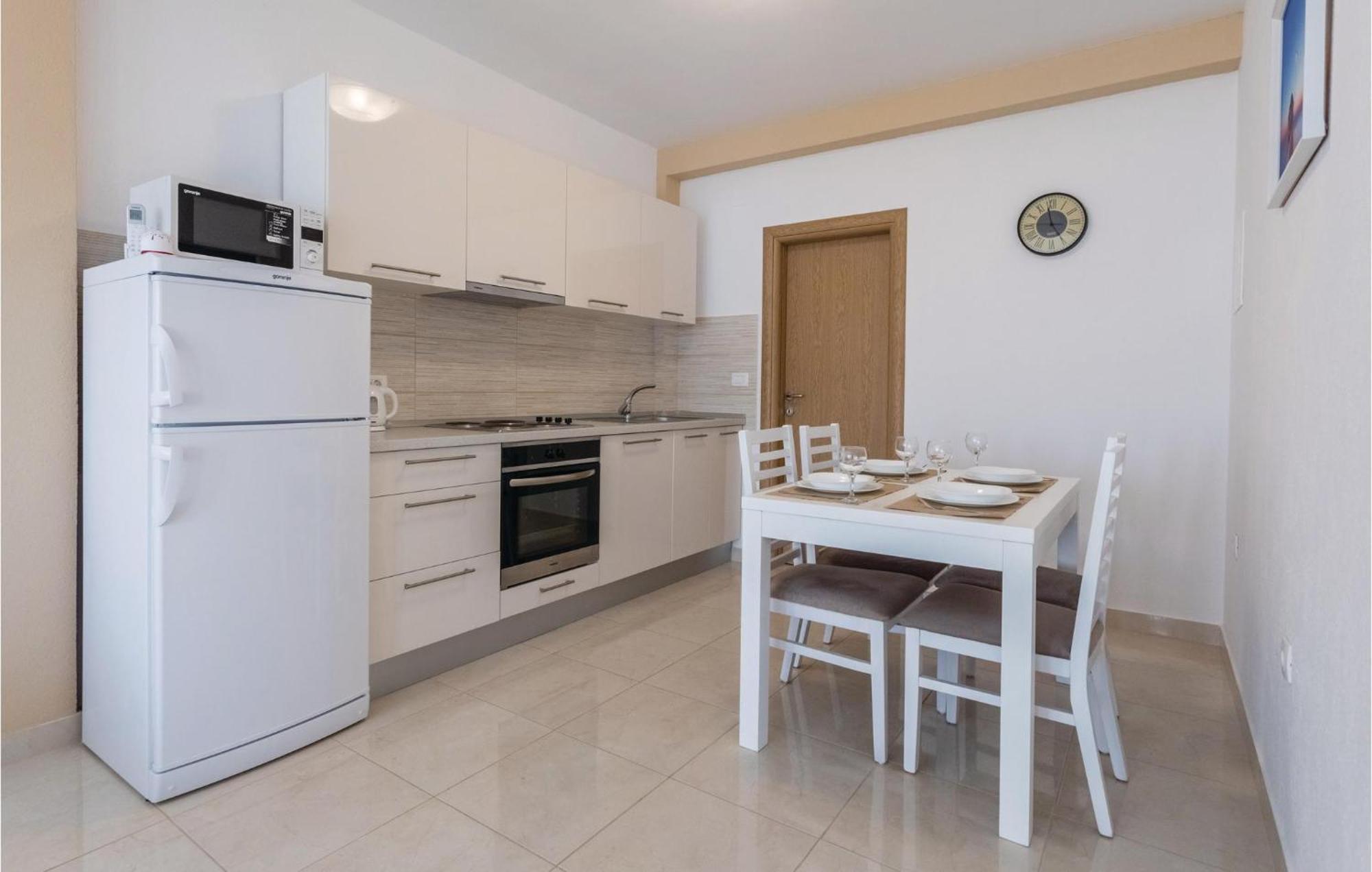 One-Bedroom Apartment in Komarna Klek Buitenkant foto